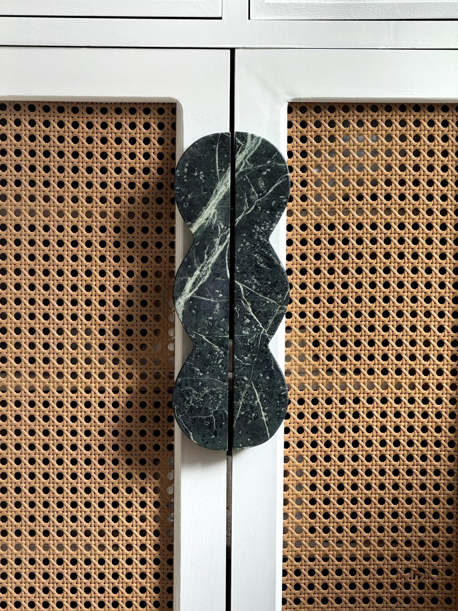 Marisyn Twin-Curve Pull Handle