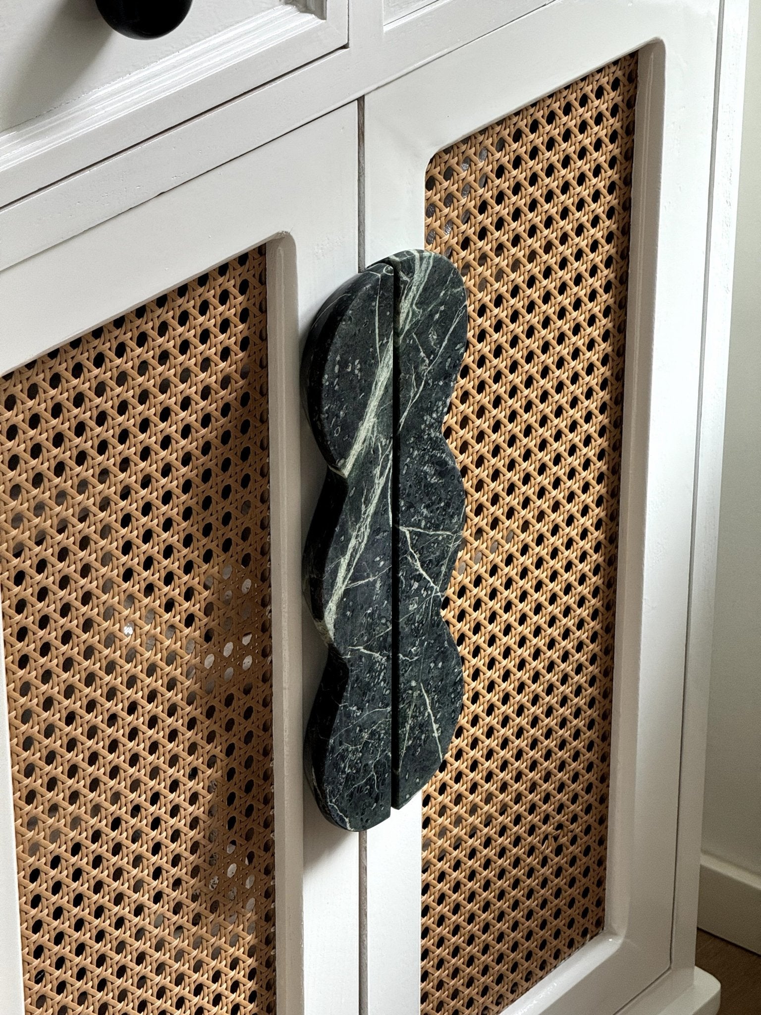 Marisyn Twin-Curve Pull Handle