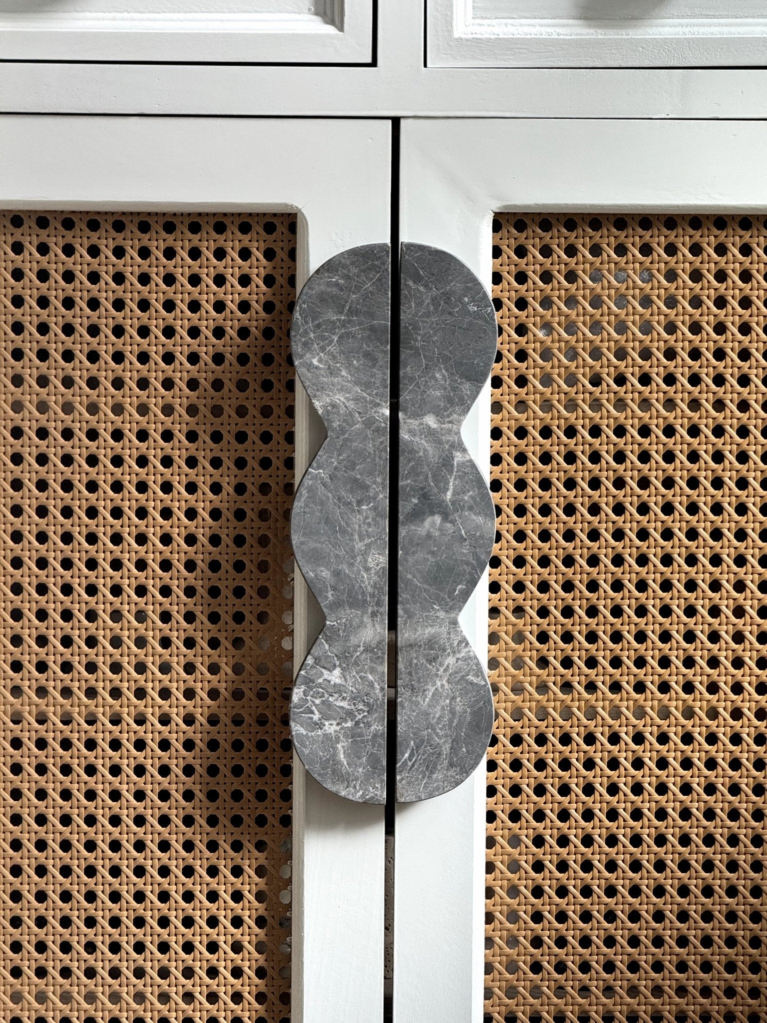 Marisyn Twin-Curve Pull Handle