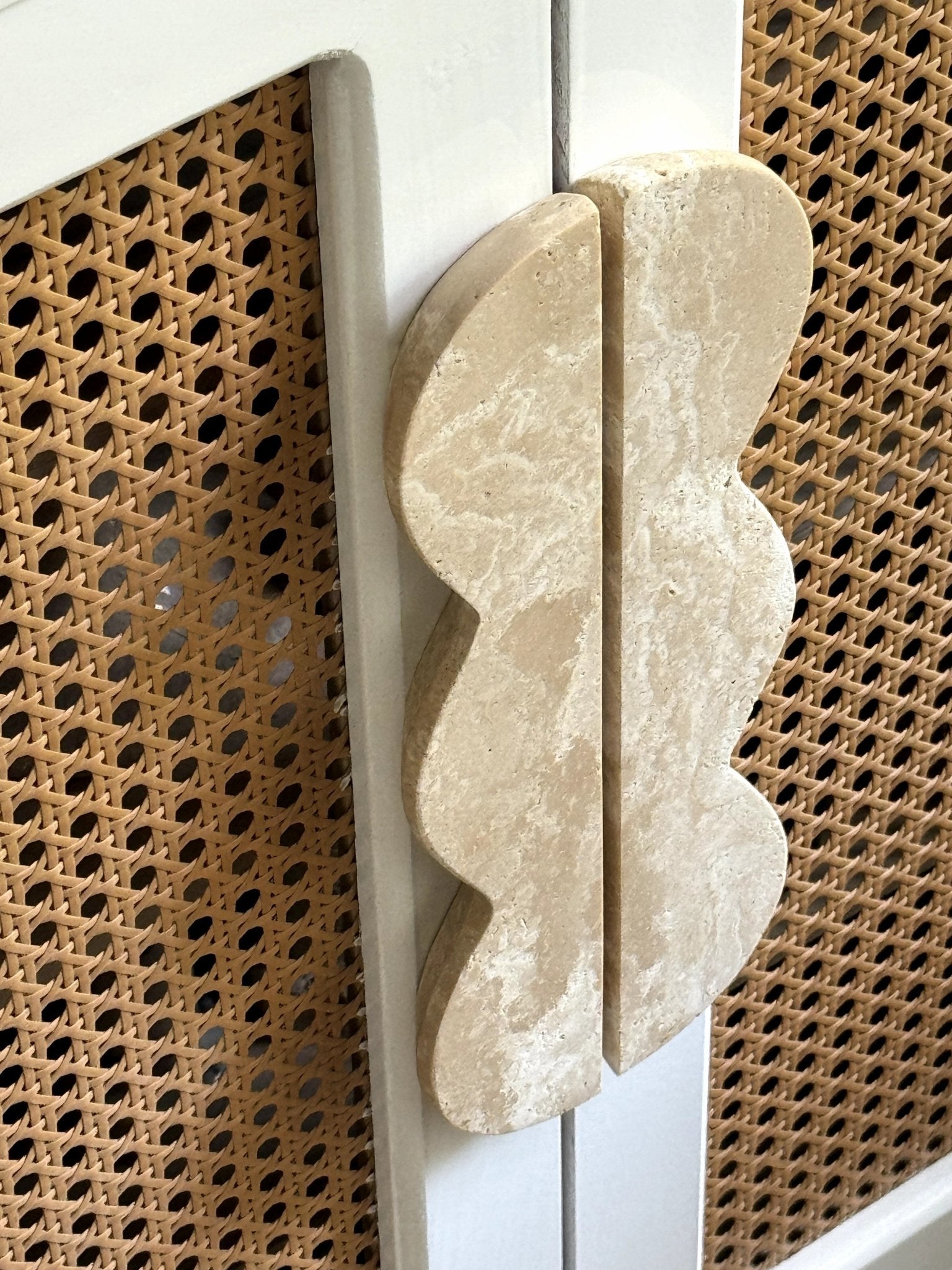 Marisyn Twin-Curve Pull Handle