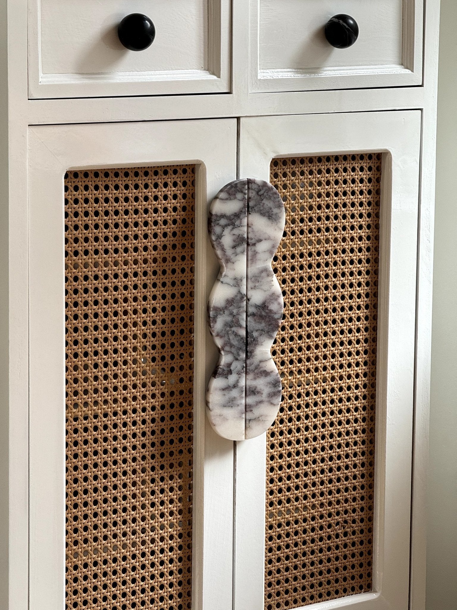 Marisyn Twin-Curve Pull Handle