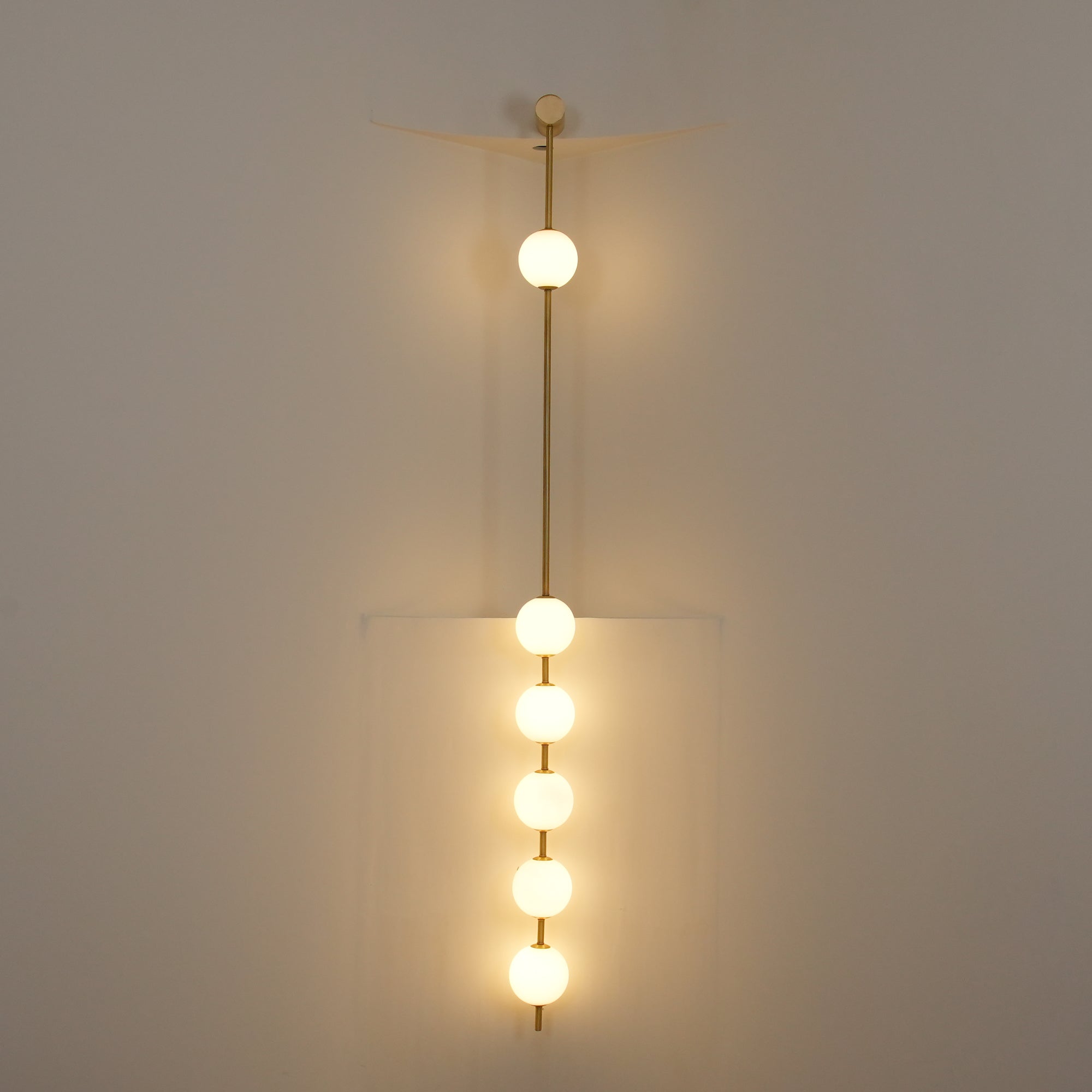 Lustra Wall Lamp Vertical Balls Brass - Neutral Decor